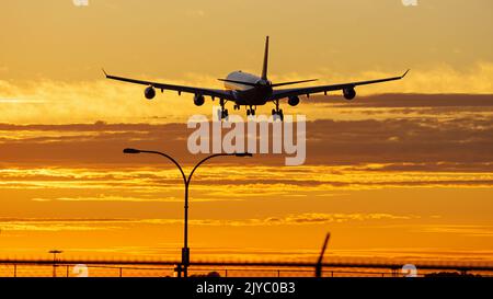 Richmond, British Columbia, Kanada. 6. September 2022. Ein Airbus A340-Jetliner (HB-JMG) der Firma Airbus landet bei Sonnenuntergang am internationalen Flughafen Vancouver. (Bild: © Bayne Stanley/ZUMA Press Wire) Stockfoto