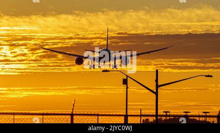 Richmond, British Columbia, Kanada. 6. September 2022. Ein EVA Air Boeing 787-10 Dreamliner Jetliner (B-17801) landet bei Sonnenuntergang am Vancouver International Airport. (Bild: © Bayne Stanley/ZUMA Press Wire) Stockfoto