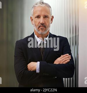 HES Ihr führender Geschäftsmann. Porträt eines selbstbewussten Geschäftsmannes im Büro. Stockfoto