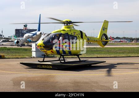 PH-LLN Eurocopter EC135 P3H Lifeliner 2 für medizinische Hilfe landet in Rotterdam Den Haag in den Niederlanden Stockfoto