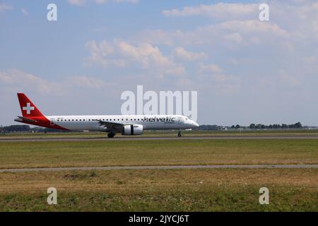 HB-AZI Helvetic Airways Embraer E195-E2 Landung auf der Polderbaan des Flughafens Amsterdam Schiphol Stockfoto