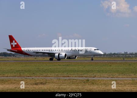 HB-AZI Helvetic Airways Embraer E195-E2 Landung auf der Polderbaan des Flughafens Amsterdam Schiphol Stockfoto