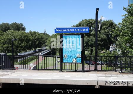 Namensschilder am Bahnhof Nieuwerkerk aan den IJssel in den Niederlanden Stockfoto