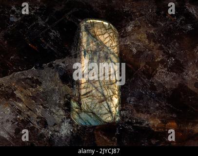 Foto eines farbenfrohen blauen und braunen Labradoritsteins. Stockfoto