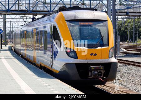 CAF Civity SNG Local Pendler Sprinter Zug am Bahnhof von Zwolle in den Niederlanden Stockfoto