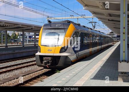 CAF Civity SNG Local Pendler Sprinter Zug am Bahnhof von Zwolle in den Niederlanden Stockfoto