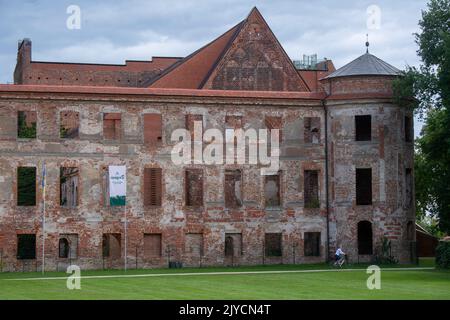 Dargun, Deutschland. 31. August 2022. Das Kloster Dargun und der Schlosskomplex. Es hat eine bewegte Geschichte: Als Kloster erbaut, später in eine Burg umgewandelt, am Ende des Zweiten Weltkriegs verbrannt und heute wieder genutzt. Die Kleinstadt Dargun in der Mecklenburgischen Seenplatte feiert an diesem Wochenende das 850.-jährige Jubiläum ihres Zisterzienserklosters. (To dpa Dargun feiert 850 Jahre Zisterzienserkloster) Quelle: Stefan Sauer/dpa/Alamy Live News Stockfoto