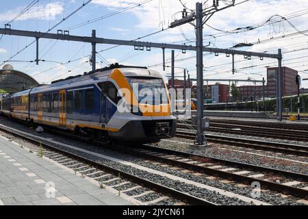 CAF Civity SNG Local Pendler Sprinter Zug am Bahnhof von Zwolle in den Niederlanden Stockfoto