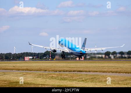 PH-AKB Airbus A330-300 KLM Royal Dutch Airlines startet vom Flughafen Amsterdam Schiphol in Polderbaan in den Niederlanden Stockfoto