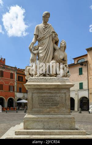 Das Denkmal für Leopold II., Großherzog der Toskana ('Canapone'), auf der Piazza Dante, dem Hauptplatz von Grosseto, Toskana, Italien Stockfoto