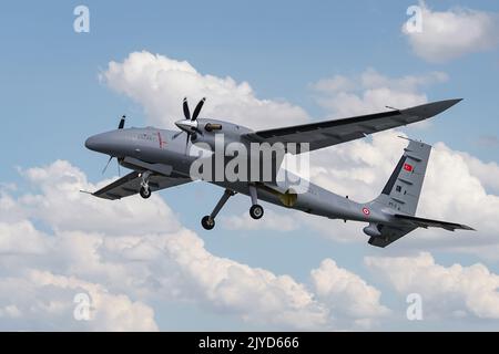 KONYA, TURKIYE - 30. JUNI 2022: Baykar Technologies Bayraktar Akinci UCAV Tiha (PT-5) started from Konya Airport during Anatolian Eagle Air Force Exer Stockfoto