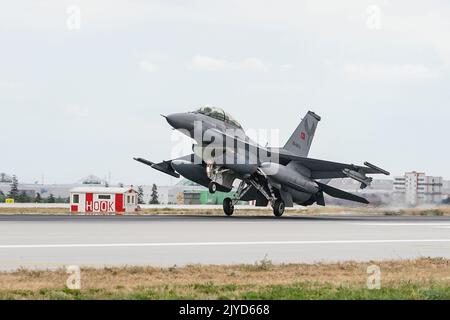 KONYA, TURKIYE - 30. JUNI 2022: Die General Dynamics F-16D Fighting Falcon (4S-10) der türkischen Luftwaffe landete auf dem Flughafen Konya während der anatolischen Eagle Air F Stockfoto