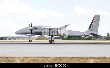 KONYA, TURKIYE - 30. JUNI 2022: Baykar Technologies Bayraktar Akinci UCAV Tiha (PT-5) landete auf dem Flughafen Konya während der anatolischen Eagle Air Force Exerci Stockfoto