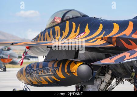 KONYA, TURKIYE - 30. JUNI 2022: General Dynamics F-16CJ Fighting Falcon der türkischen Luftwaffe (4R-115) wurde auf dem Flughafen Konya während des Anatolischen Adlers A angezeigt Stockfoto