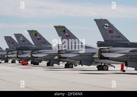 KONYA, TURKIYE - 30. JUNI 2022: Kampfflugzeuge der türkischen Luftwaffe auf dem Flughafen Konya während der Übung der anatolischen Adler-Luftwaffe Stockfoto