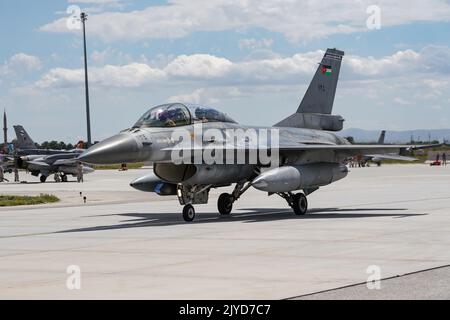 KONYA, TURKIYE - 30. JUNI 2022: Jordan Air Force General Dynamics F-16AM Fighting Falcon (6H-76/M13-37) rollte auf dem Flughafen Konya während der anatolischen EAGL Stockfoto