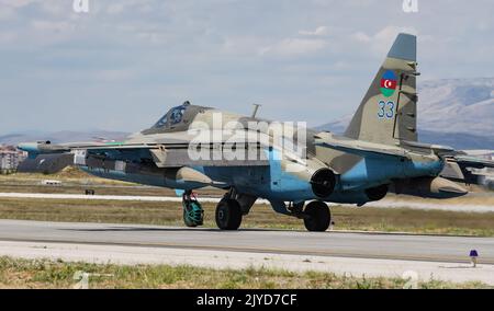 KONYA, TURKIYE - 30. JUNI 2022: Die aserbaidschanische Luftwaffe Sukhoi Su-25 Frogfoot rollte während der Übung der anatolischen Adler-Luftwaffe auf dem Flughafen Konya Stockfoto