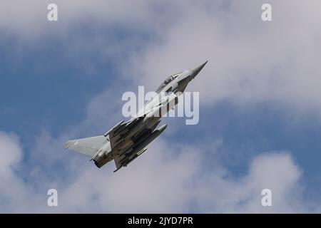 KONYA, TURKIYE - 30. JUNI 2022: United Kingdom Royal Air Force Eurofighter Typhoon FGR.4 (BS153) Start vom Flughafen Konya während des anatolischen Eagle Ai Stockfoto