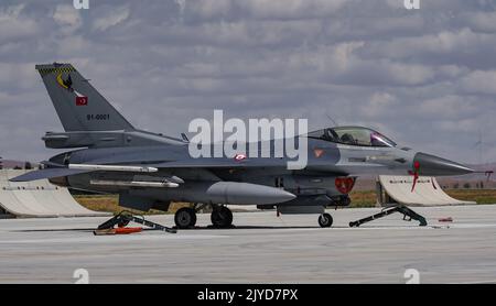 KONYA, TURKIYE - 30. JUNI 2022: General Dynamics F-16C Fighting Falcon der türkischen Luftwaffe (4R-81) wurde auf dem Flughafen Konya während der anatolischen Adlerluft angezeigt Stockfoto