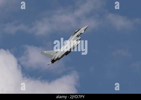 KONYA, TURKIYE - 30. JUNI 2022: United Kingdom Royal Air Force Eurofighter Typhoon FGR.4 (BS130/469) Start vom Flughafen Konya während der anatolischen EAGL Stockfoto