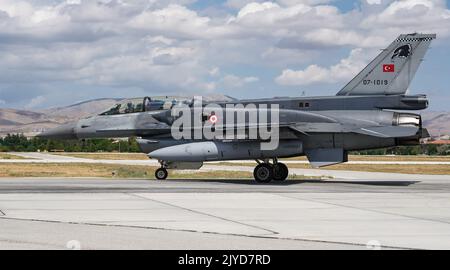 KONYA, TURKIYE - 30. JUNI 2022: Die türkische Luftwaffe Lockheed Martin F-16D Fighting Falcon (NW-05) rollte auf dem Flughafen Konya während der anatolischen Eagle Air Fo Stockfoto