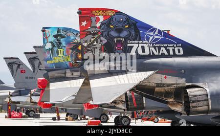 KONYA, TURKIYE - 30. JUNI 2022: Kampfflugzeuge der türkischen Luftwaffe auf dem Flughafen Konya während der Übung der anatolischen Adler-Luftwaffe Stockfoto