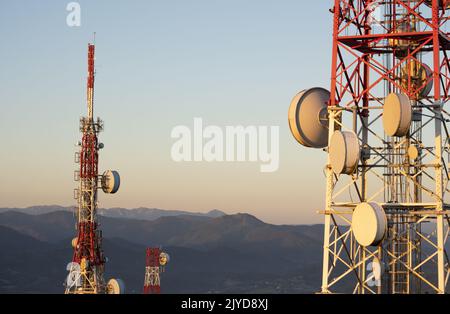 Antennen oder Telekommunikationstürme bei Sonnenaufgang auf dem Berg Jaizkibel Stockfoto