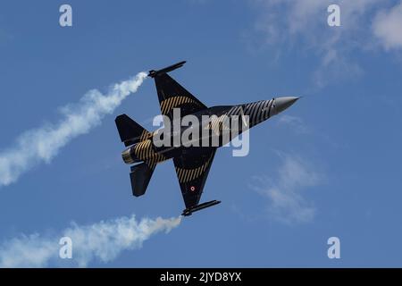 KONYA, TURKIYE - 30. JUNI 2022: Türkische Luftwaffe General Dynamics F-16C Kampf gegen Falcon SoloTurk (4R-23) Kunstflugvorführung über den Flughafen Konya Dur Stockfoto