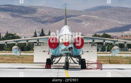 KONYA, TURKIYE - 30. JUNI 2022: Die aserbaidschanische Luftwaffe Sukhoi Su-25 Frogfoot (25508101029) wurde während der anatolischen Adler-Luftwaffe am Flughafen Konya ausgestellt Stockfoto