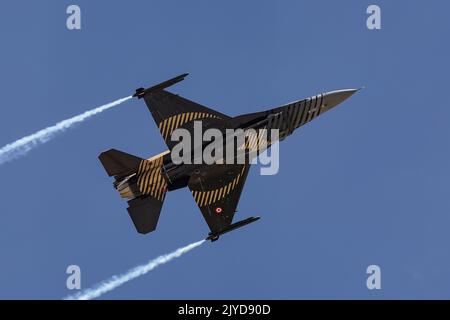 KONYA, TURKIYE - 30. JUNI 2022: Türkische Luftwaffe General Dynamics F-16C Kampf gegen Falcon SoloTurk (4R-23) Kunstflugvorführung über den Flughafen Konya Dur Stockfoto