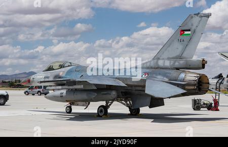 KONYA, TURKIYE - 30. JUNI 2022: Jordan Air Force General Dynamics F-16AM Fighting Falcon (6H-76/M13-37) wurde während der anatolischen EA auf dem Flughafen Konya ausgestellt Stockfoto