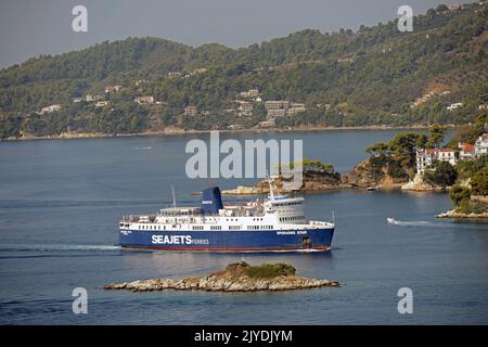 SPORADEN-STAR (Ex-KÖNIG ORRY & Ex-KANAL ENTENTE of Isle of man Steam Packet Company) nähert sich dem Hafen von SKIATHOS, SPORADEN, GRIECHENLAND. Stockfoto