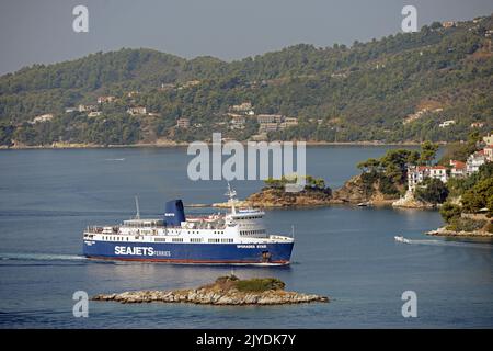 SPORADEN-STAR (Ex-KÖNIG ORRY & Ex-KANAL ENTENTE of Isle of man Steam Packet Company) nähert sich dem Hafen von SKIATHOS, SPORADEN, GRIECHENLAND. Stockfoto