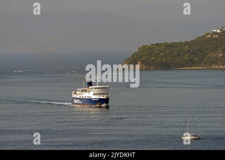 SPORADEN-STAR (Ex-KÖNIG ORRY & Ex-KANAL ENTENTE of Isle of man Steam Packet Company) nähert sich dem Hafen von SKIATHOS, SPORADEN, GRIECHENLAND. Stockfoto