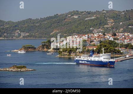 SPORADEN-STAR (Ex-KÖNIG ORRY & Ex-KANAL ENTENTE of Isle of man Steam Packet Company) nähert sich dem Hafen von SKIATHOS, SPORADEN, GRIECHENLAND. Stockfoto