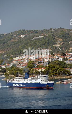 SPORADEN-STAR (Ex-KÖNIG ORRY & Ex-KANAL ENTENTE of Isle of man Steam Packet Company) nähert sich dem Hafen von SKIATHOS, SPORADEN, GRIECHENLAND. Stockfoto