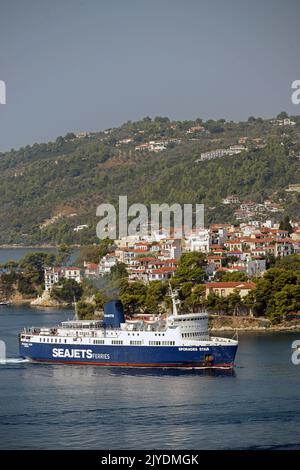 SPORADEN-STAR (Ex-KÖNIG ORRY & Ex-KANAL ENTENTE of Isle of man Steam Packet Company) nähert sich dem Hafen von SKIATHOS, SPORADEN, GRIECHENLAND. Stockfoto