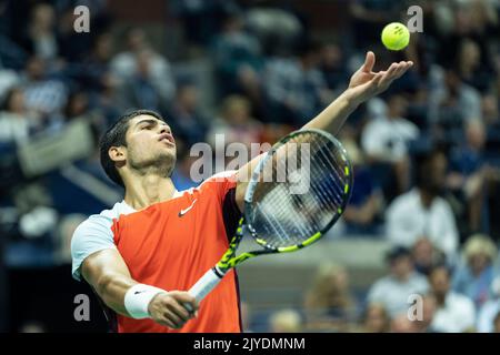 New York, NY - 7. September 2022: Carlos Alcaraz aus Spanien ist beim Viertelfinale der US Open Championships gegen Jannik Sinnerin aus Italien im USTA Billie Jean King National Tennis Center vertreten Stockfoto