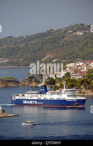 SPORADEN-STAR (Ex-KÖNIG ORRY & Ex-KANAL ENTENTE of Isle of man Steam Packet Company) nähert sich dem Hafen von SKIATHOS, SPORADEN, GRIECHENLAND. Stockfoto