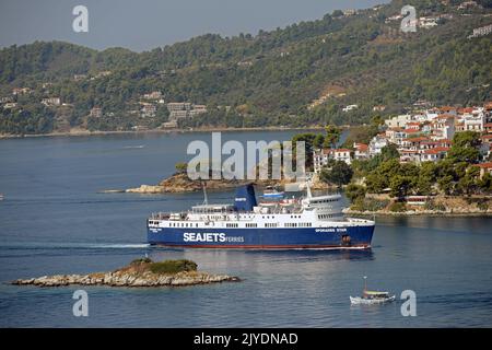 SPORADEN-STAR (Ex-KÖNIG ORRY & Ex-KANAL ENTENTE of Isle of man Steam Packet Company) nähert sich dem Hafen von SKIATHOS, SPORADEN, GRIECHENLAND. Stockfoto