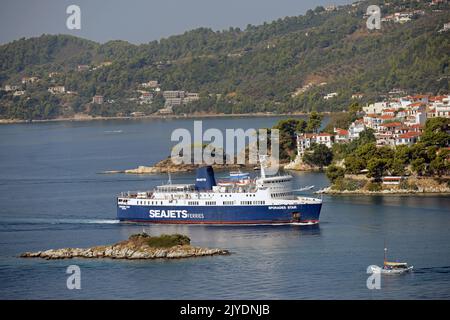 SPORADEN-STAR (Ex-KÖNIG ORRY & Ex-KANAL ENTENTE of Isle of man Steam Packet Company) nähert sich dem Hafen von SKIATHOS, SPORADEN, GRIECHENLAND. Stockfoto