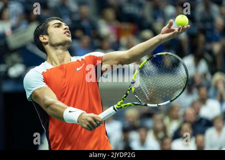 New York, NY - 7. September 2022: Carlos Alcaraz aus Spanien ist beim Viertelfinale der US Open Championships gegen Jannik Sinnerin aus Italien im USTA Billie Jean King National Tennis Center vertreten Stockfoto