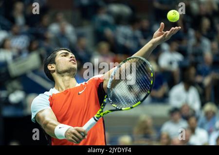 New York, USA. 07. September 2022. Carlos Alcaraz aus Spanien ist beim Viertelfinale der US Open Championships gegen Jannik Sinnerin aus Italien im USTA Billie Jean King National Tennis Center in New York ON vertreten. 7. September 2022. (Foto von Lev Radin/Sipa USA) Quelle: SIPA USA/Alamy Live News Stockfoto