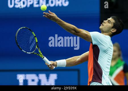 New York, NY - 7. September 2022: Carlos Alcaraz aus Spanien ist beim Viertelfinale der US Open Championships gegen Jannik Sinnerin aus Italien im USTA Billie Jean King National Tennis Center vertreten Stockfoto