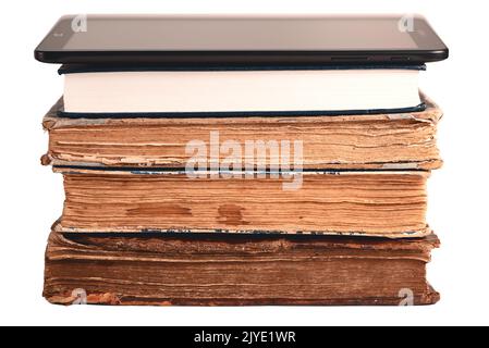 Stapel von alten und neuen Büchern, digitales Tablet auf Weiß isoliert. Neues Technologiekonzept. Sie haben die Wahl zwischen Papierbüchern und E-Reader. Nahaufnahme Stockfoto