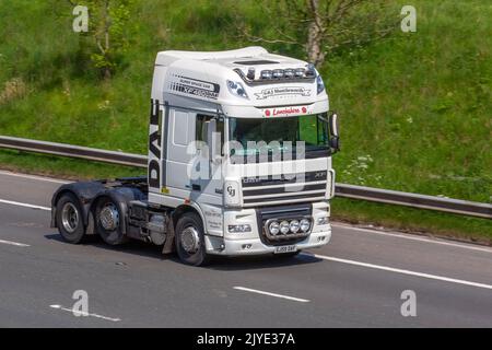 G & J SHUTTLEWORTH Transport und Reparaturen; DAF XF460 Super Space cab tractor Unit auf der Autobahn M6 in Großbritannien Stockfoto