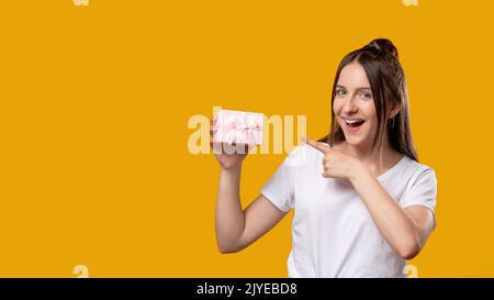 Shopping Bonus angenehme Überraschung glückliche Frau Stockfoto