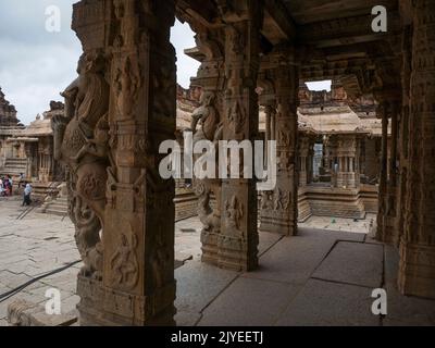 Dekorative und wunderschön geschnitzte Säulen von Kalyana Mandapa im Innenhof des Vitthal-Tempels im Bundesstaat Hampi, Karnataka India 08 08 2022 Stockfoto