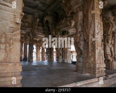 Dekorative und wunderschön geschnitzte Säulen von Kalyana Mandapa im Innenhof des Vitthal-Tempels im Bundesstaat Hampi, Karnataka India 08 08 2022 Stockfoto