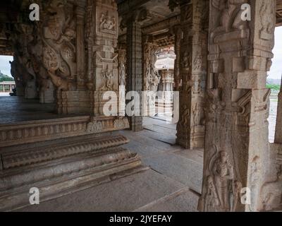 Dekorative und wunderschön geschnitzte Säulen von Kalyana Mandapa im Innenhof des Vitthal-Tempels im Bundesstaat Hampi, Karnataka India 08 08 2022 Stockfoto